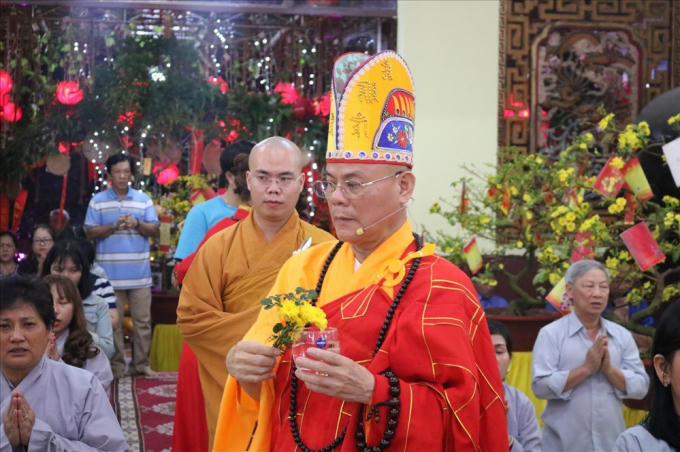 HT Thích Tấn Đạt thực hiện nghi lễ cúng cầu an đầu năm cho phật tử và người dân.