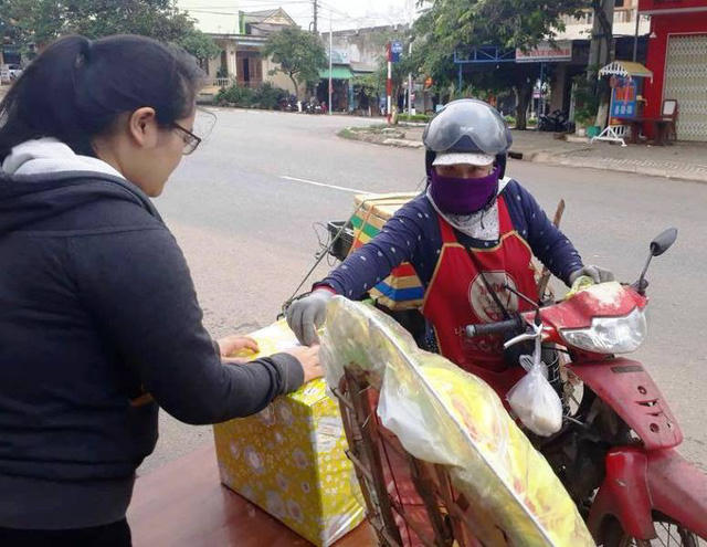 Người đi đường tự nguyện đóng góp tiền giúp các nạn nhân