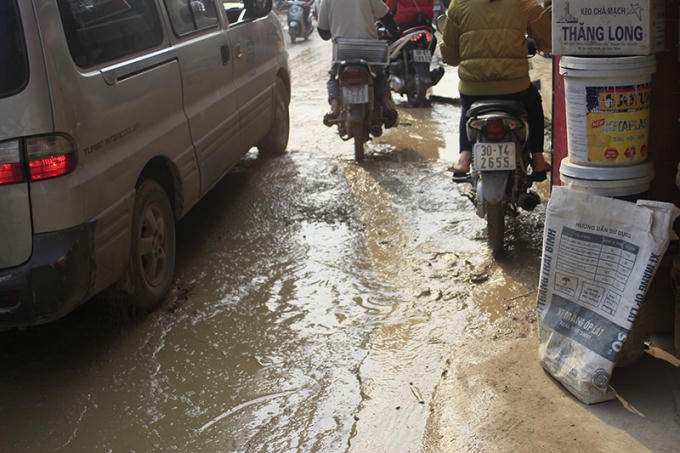 Đường mấp mô, lầy lội nên rất hay có tai nạn vào buổi tối, khi người dân đi đường không đủ ánh sáng để thấy hết các ổ voi, ổ gà.