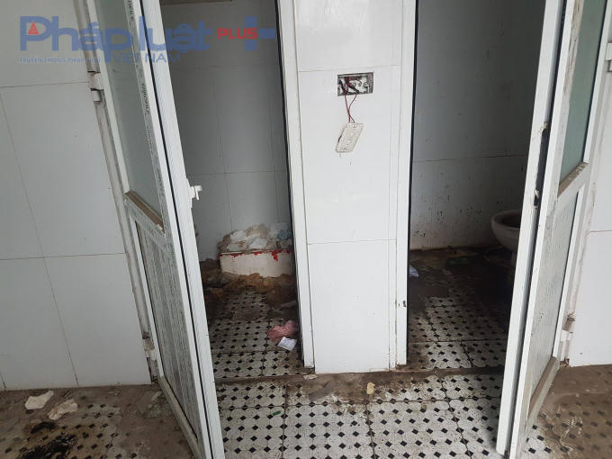 Thậm chí rác, giấy được để bừa bãi. Một mùi xú ếu nồng nặc xộc lên mỗi khi cửa được mở, khiến người dân vô cùng khó chịu.