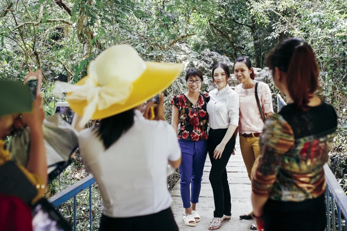 Lý Nhã Kỳ vui vẻ chụp hình kỷ niệm cùng với mọi người.