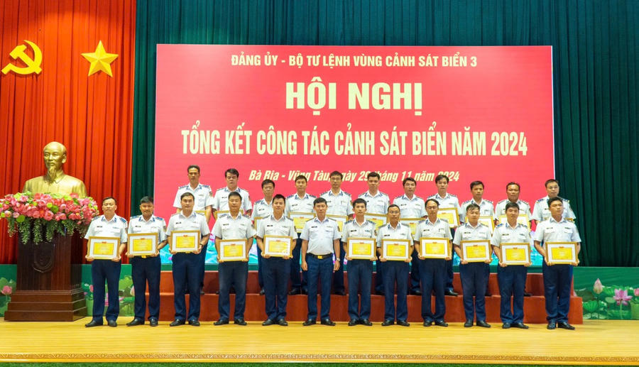 Thiếu tướng Ngô Bình Minh, Tư lệnh Vùng Cảnh sát biển 3 tặng bằng khen các tập thể và cá nhân có thành tích xuất sắc trong phong trào thi đua Quyết thắng năm 2024