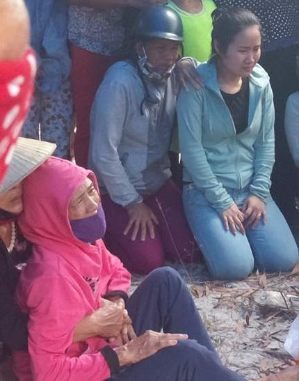 Ch&ugrave;m ảnh: Ng&agrave;n người kh&oacute;c ngất đưa tiễn b&eacute; N&ocirc; về nơi an nghỉ