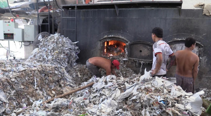 Công nhân dùng rác thải để đốt lò sấy gây ô nhiễm môi trường (Ảnh: Hà Bắc)