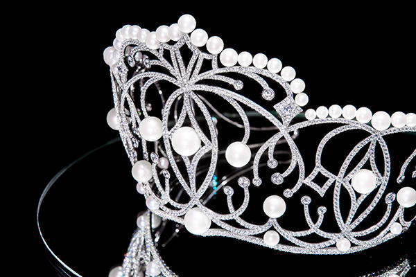 Cận cảnh vương miện Hoa Hậu Ho&agrave;n Vũ Việt Nam 2017 trị gi&aacute; 2,7 tỷ đồng
