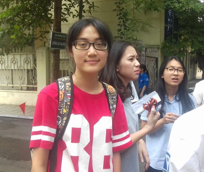 Ra ngoài sớm hơn 20 phút, thí sinh Đỗ Mai Khánh Ly - Học sinh lớp chuyên Sử, trường THPT Chuyên Hà nội Amsterdam cho biết, "đề thi rất vừa sức đối với thí sinh bởi nó chỉ nằm trong chương trình ôn tập. Nhiều câu hỏi sáng tạo, phù hợp và gần gũi với tinh thần yêu nước của Đảng và nhân dân". Khánh Ly dự đoán mức điểm của mình đối với môn thi này là 8 điểm.