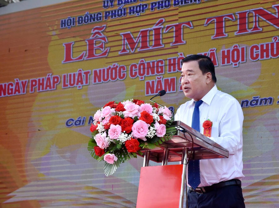 Ông Võ Thanh Tòng - Giám đốc Sở Tư pháp, Phó Chủ tịch Thường trực Hội đồng phổ biến pháp luật tỉnh Cà Mau phát biểu tại lễ mít tinh.