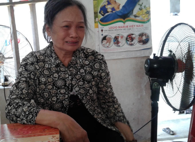 B&agrave; Hường - Mẹ anh Tuấn nghẹn kh&oacute;c mỗi khi bước ch&acirc;n v&agrave;o nh&agrave; nh&igrave;n thấy di ảnh con, ch&aacute;u.