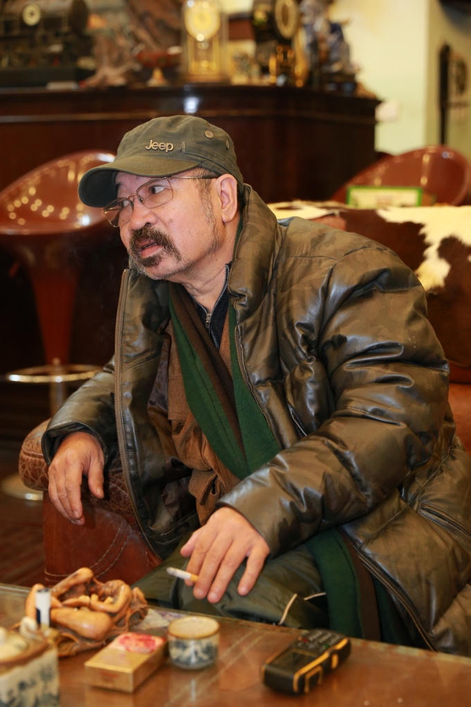 Đạo diễn Lê Hùng đang chỉ đạo diễn xuất cho các nghệ sĩ