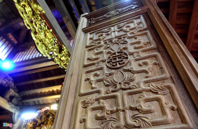 Những tấm cửa phía trước đều được chạm khắc nhiều chi tiết truyền thống.
