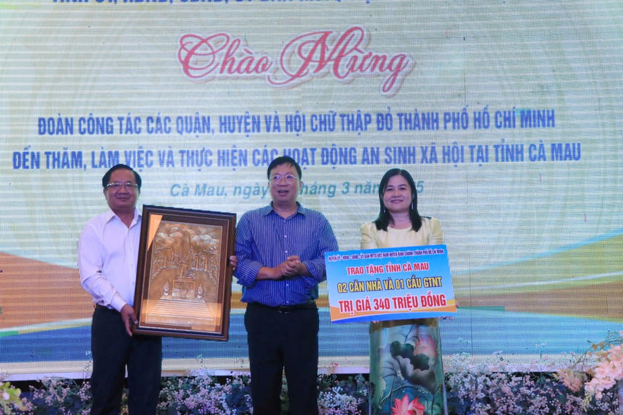 Đại diện đoàn công tác các quận, huyện và Hội Chữ thập đỏ TP. HCM trao bảng tượng trưng cho lãnh đạo Uỷ ban MTTQ Việt Nam tỉnh Cà Mau những phần quà ý nghĩa để địa phương thực hiện hoạt động an sinh xã hội.