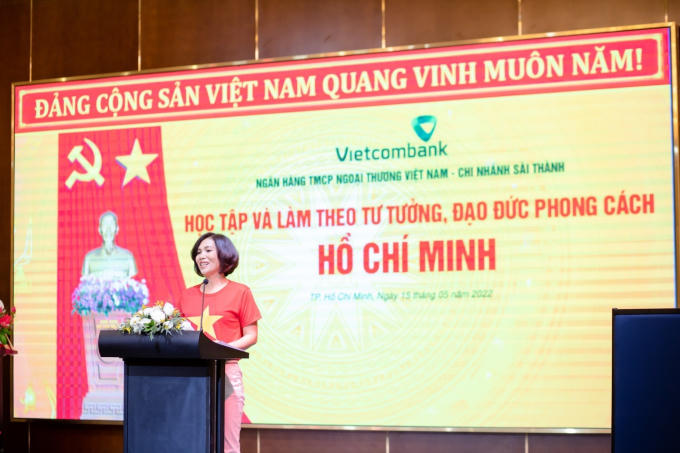 Chị Trần Thị Mỹ Thắm - Bí thư chi bộ, Giám đốc Vietcombank Sài Thành phát biểu khai mạc hội thảo)