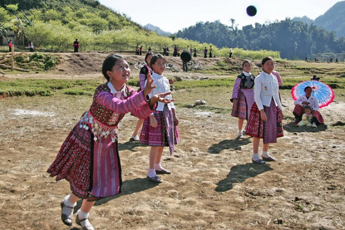 Nữ thì ném Đàu Pao.