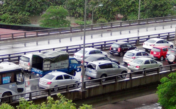 Đến hơn 9h, hàng ngàn phương tiện vẫn nằm bất động trên cây cầu cạn.