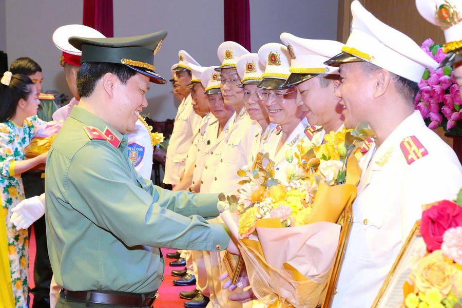 Thiếu tướng Bùi Quang Thanh trao Quyết định điều động cho Lãnh đạo cấp phòng, Công an cấp huyện - Ảnh Công an Nghệ An.