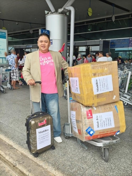 Minh Béo ở phi trường Tân Sơn Nhất trước khi bay qua Mỹ để lưu diễn do D&D Entertainment mời và bị bắt.