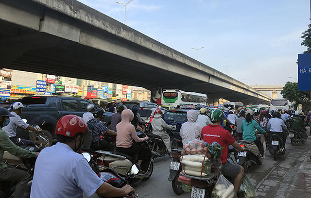 Sáng nay, nhiều tuyến phố trên địa bàn TP Hà Nội bị ùn tắc nghiêm trọng