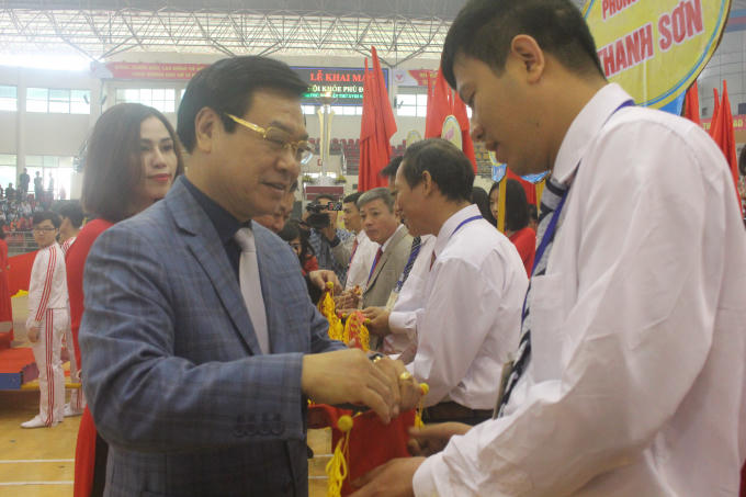 Các vị đại biểu tặng quà cho các đơn vị tham gia.