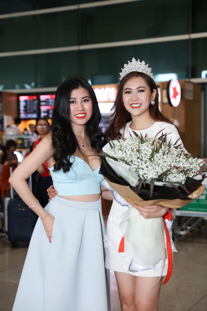 Emily cũng ra sân bay đón Trúc Ny.