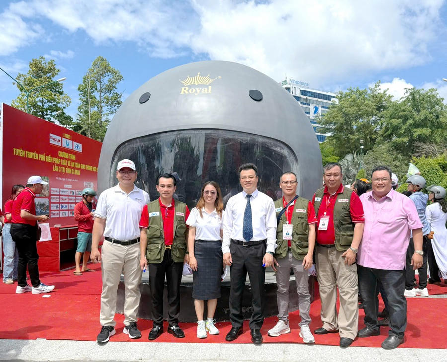 Ban Tổ chức chương trình tuyên truyền phổ biến pháp luật về an toàn giao thông học đường lần 3 tại Cà Mau, chụp ảnh với mô hình mũ bảo hiểm khổng lồ có kích thước cao 3m, rộng 3,3m và có trọng lượng 01 tấn.