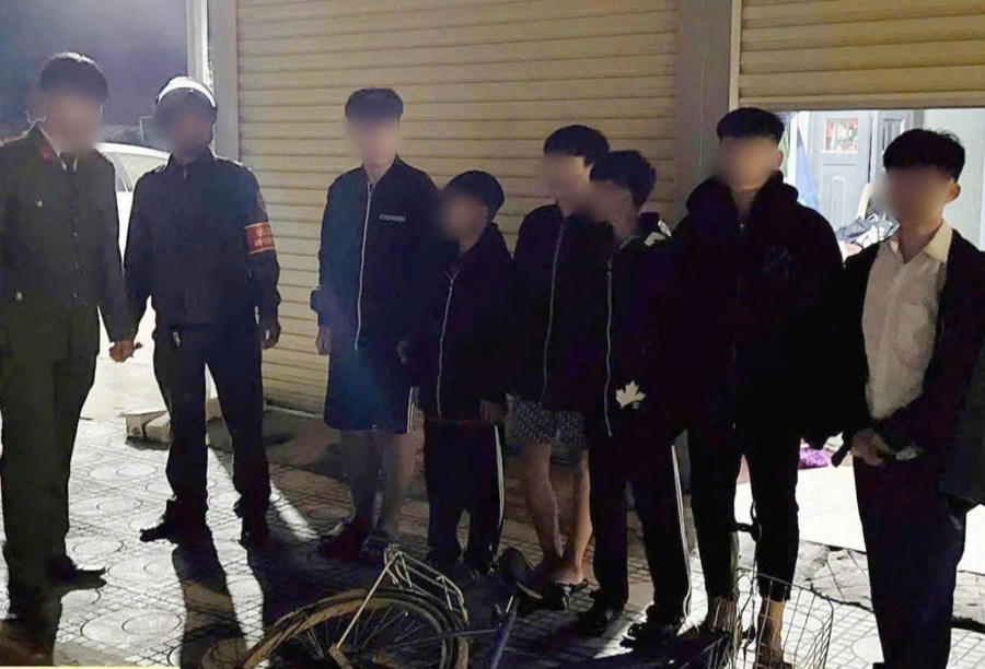 Nhóm học sinh mua nguyên liệu về tự chế pháo nổ trái phép.