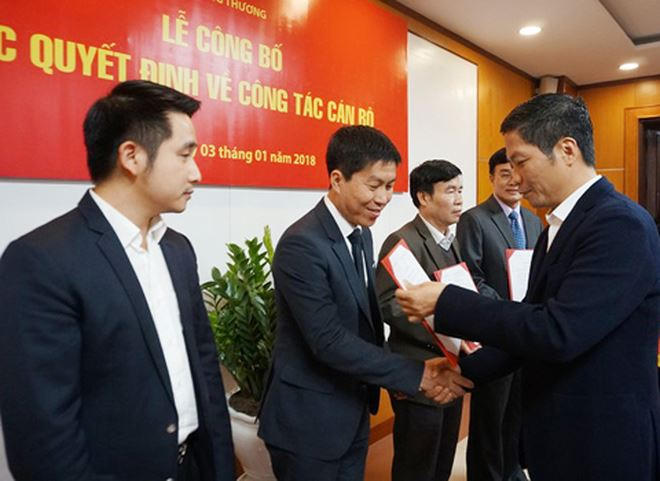 Bộ trưởng trao Quyết định cho tân Phó Cục trưởng Cục Phòng vệ thương mại Chu Thắng Trung.