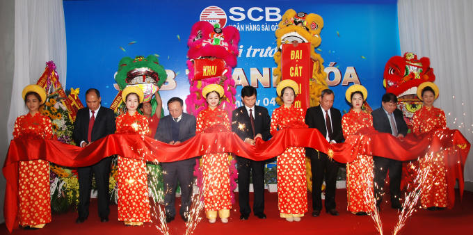 Các đại biểu cắt băng khai trương SCB Chi nhánh Thanh Hóa