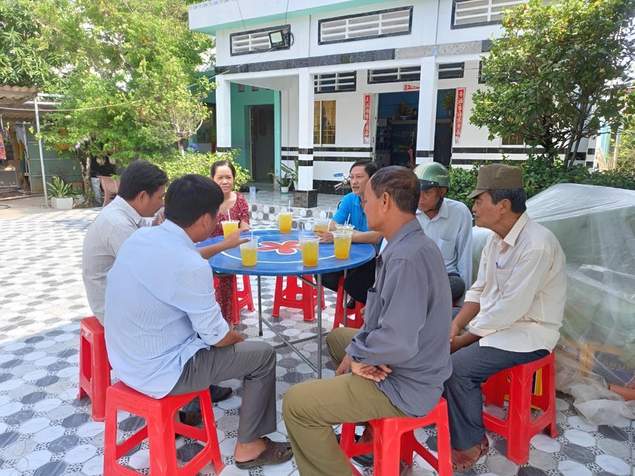 Lãnh đạo phòng Truyền thông - BHXH Cà Mau (áo xanh) tư vấn, tuyên truyền chính sách BHXH, BHYT cho người dân địa bàn tỉnh Cà Mau.