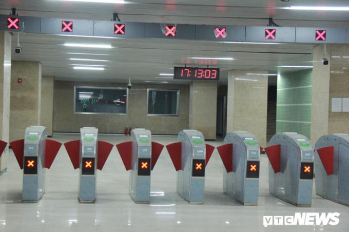 Gi&aacute; v&eacute; được đơn vị vận h&agrave;nh đề nghị lượt thấp nhất l&agrave; 7.600 đồng; v&eacute; ng&agrave;y l&agrave; 30.000 đồng; v&eacute; th&aacute;ng cho h&agrave;nh kh&aacute;ch phổ th&ocirc;ng l&agrave; 200.000 đồng. Gi&aacute; v&eacute; n&agrave;y đ&atilde; được t&iacute;nh k&egrave;m với mức trợ gi&aacute; của H&agrave; Nội. V&eacute; cũng bao gồm bảo hiểm h&agrave;nh kh&aacute;ch v&agrave; c&aacute;c chi ph&iacute; trung gian nếu c&oacute;. Sau khi chốt gi&aacute; v&eacute;, UBND TP H&agrave; Nội cũng đề nghị HĐND Th&agrave;nh phố miễn ph&iacute; cho h&agrave;nh kh&aacute;ch đi tuyến đường sắt n&agrave;y trong 15 ng&agrave;y đầu.