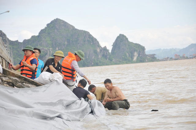 Lực lượng chức năng xử lý dò mang phía hạ lưu tràn Lạc Khoái huyện Gia Viễn sáng 22/7.