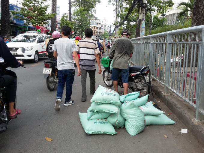 Lòng đường cũng thành nơi tập kết để chuyển hàng hóa.
