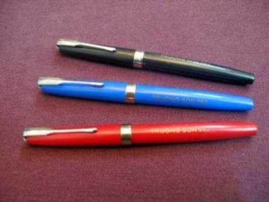 Bút máy Trường Sơn đã trở thành "thương hiệu" được các bạn học sinh tin dùng trong suốt một thời gian dài, dù lúc nào cũng phải phòng thủ thêm một đống giấy ăn đi kèm để thấm mực sau mỗi lần viết. Ảnh: sưu tầm.
