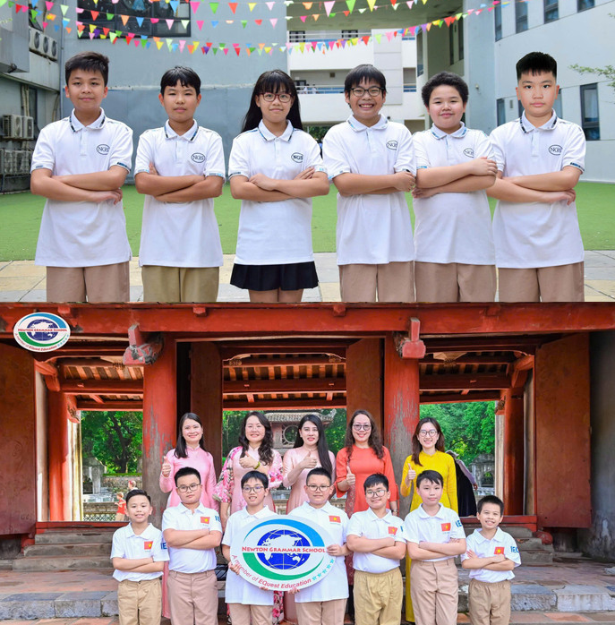 Cô giáo cùng các học trò đạt thành tích xuất sắc tại các kỳ thi quốc tế.