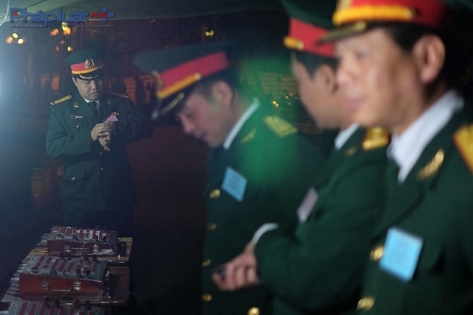 Trung tá Nguyễn Lê Nam (bìa trái) đếm ngược 20 giây để bắt đầu trận pháo hoa. Ngay bên cạnh là tổ điều khiển gồm 6 người: 1 chỉ huy bắn, 2 người bắn trực tiếp, 1 người bấm thời gian và 2 người phục vụ.