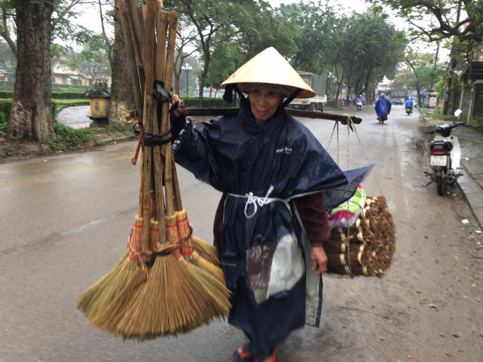 Bà Võ Thị Sáu 70 tuổi vẫn nặng gánh mưu sinh (Ảnh: Nguyễn Hiền)