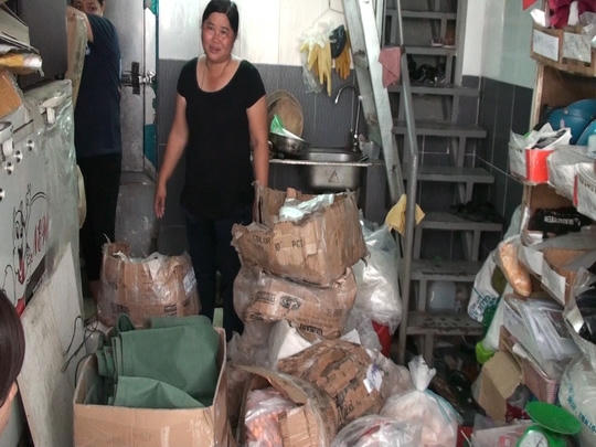 Cơ quan chức năng kho hàng tại địa chỉ số 8 Phạm Văn Xảo (quận Tân Phú) chứa hàng trăm tấn hải sản đông lạnh không rõ nguồn gốc.