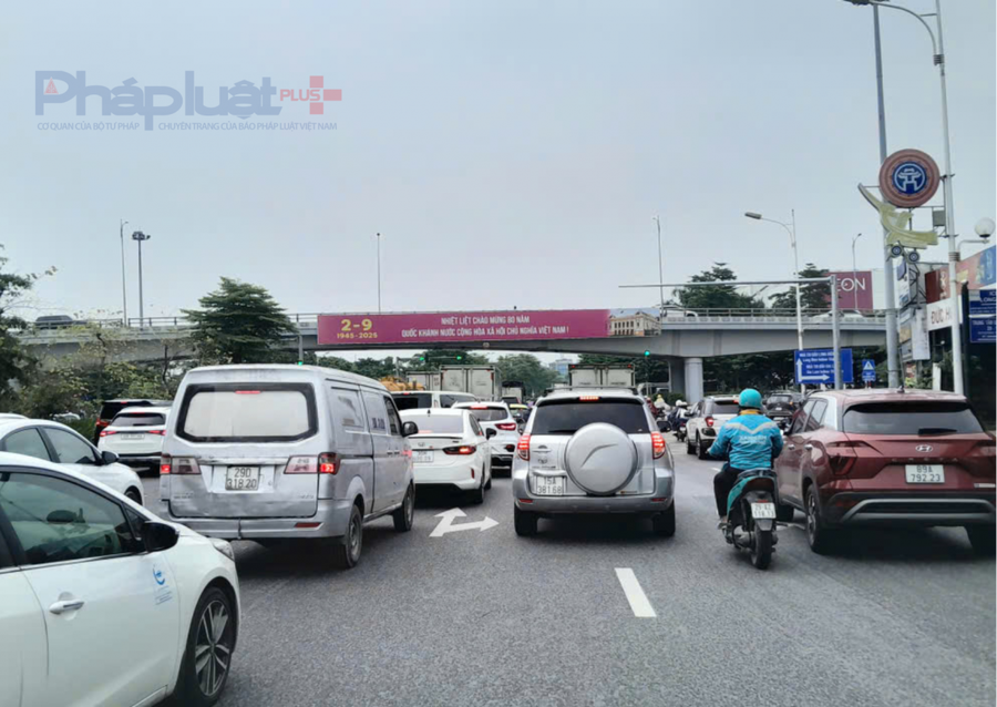Nơi ngã tư Cổ Linh - chân cầu Vĩnh Tuy - Đàm Quang Trung được coi là "giao lộ chiến lược" thường xuyên bị ách tắc giao thông vào giờ cao điểm.