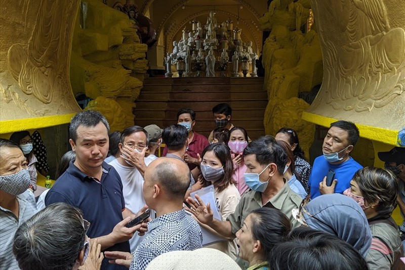 Nhiều thân nhân người đã khuất đến chùa Kỳ Quang 2. Ảnh: Lao động.