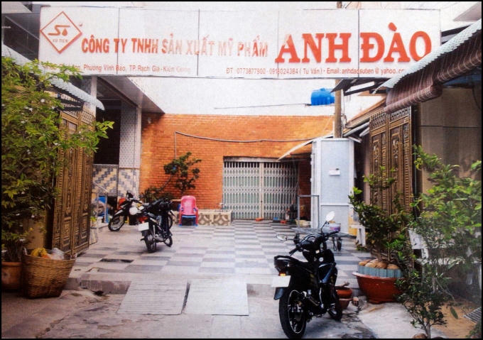 Bà Đào làm cửa vào kho công sản để chưa đồ.