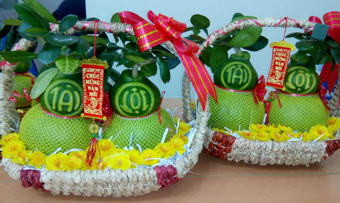 Nhờ công nghệ tạo hình độc lạ cùng chữ thư pháp nổi mà những quả bưởi da xanh được bán với giá tiền triệu dịp Tết