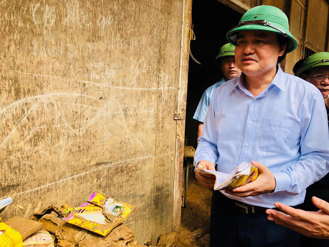 Bộ trưởng Phùng Xuân Nhạ thăm Trường Phổ thông dân tộc bán trú THCS Nà Ớt (Mai Sơn, Sơn La) bị lũ tràn qua trước Lễ khai giảng năm học mới.