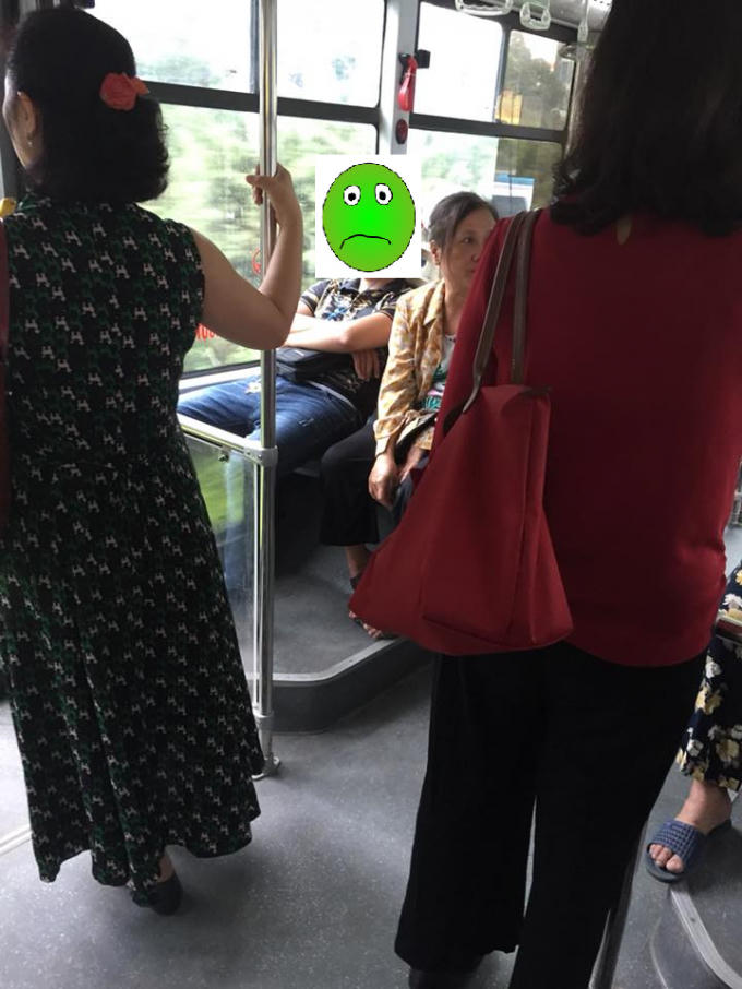 Hình ảnh nam thanh niên được cho là không nhường ghế cho người già, phụ nữ mang thai. (Ảnh: Facebook Trần Huyhuy)