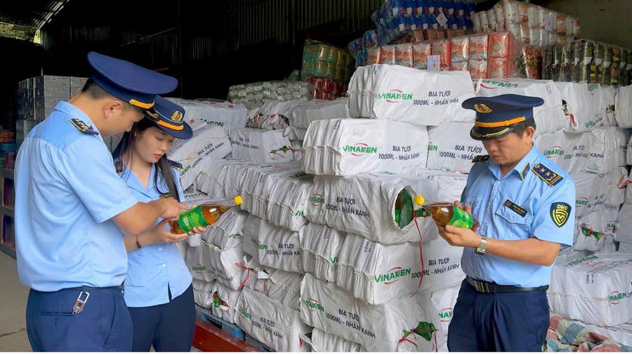 Ông Đặng Văn Ngọc- Chi Cục trưởng trực tiếp kiểm tra giám sát