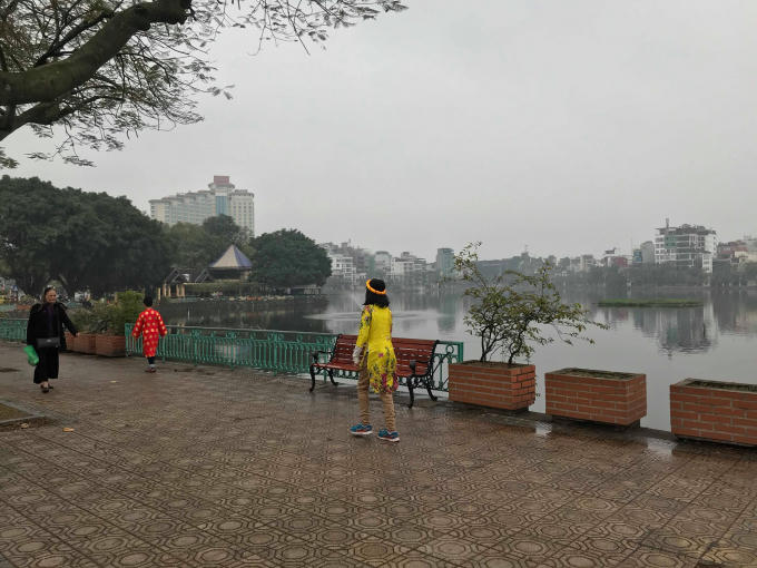 Các em nhỏ tung tăng với bộ quần áo mới.