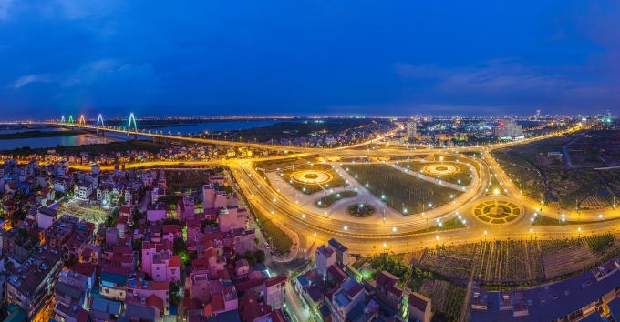 Cầu dây văng Nhật Tân rực vàng của Nguyễn Hà Phương.