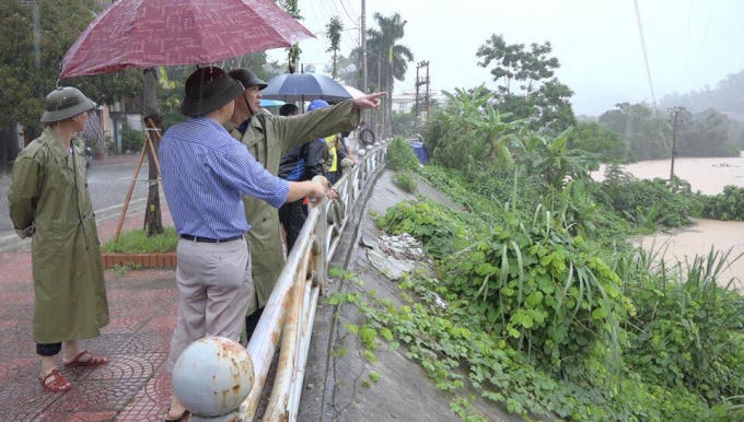 Lãnh đạo địa phương chỉ đạo công tác phòng chống mưa lũ và di với người dân đến nơi an toàn.