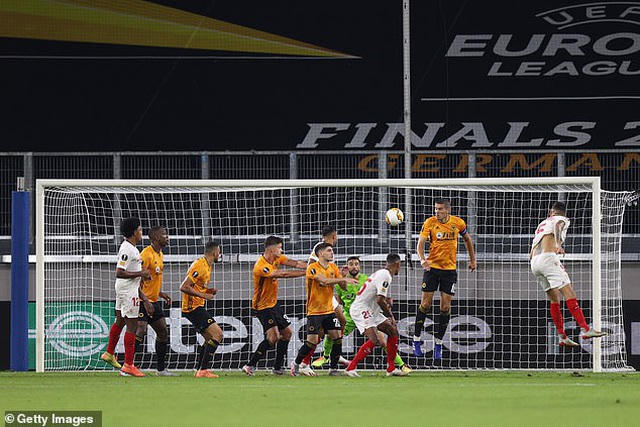 Cầu thủ người Argentina có pha đánh đầu khiến Wolves ôm hận