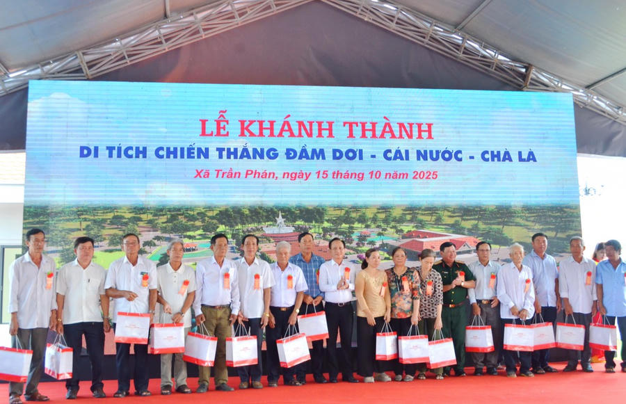 Ông Phạm Văn Thiều - Phó Bí thư Tỉnh ủy, Chủ tịch HĐND tỉnh, trao quà thân nhân người có công trong trận chiến Đầm Dơi – Cái Nước – Chà Là.