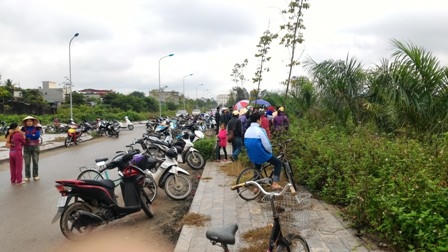 Rất đông người dân hiếu kỳ tụ tập quanh khu vực hiện trường
