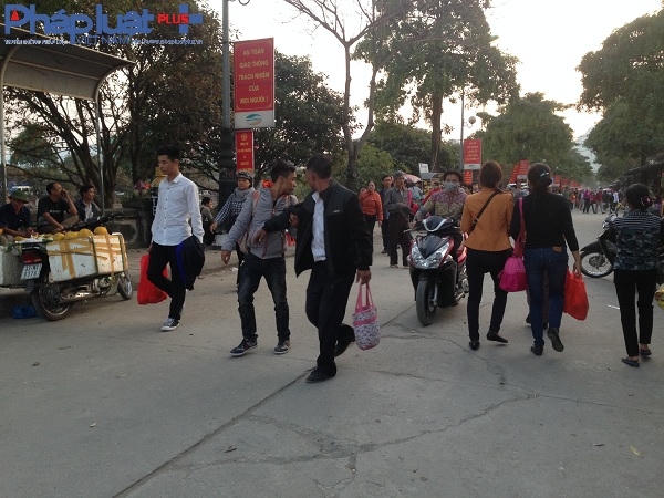 Khách thập phương tấp nập đổ về chùa Hương trước giờ khai hội